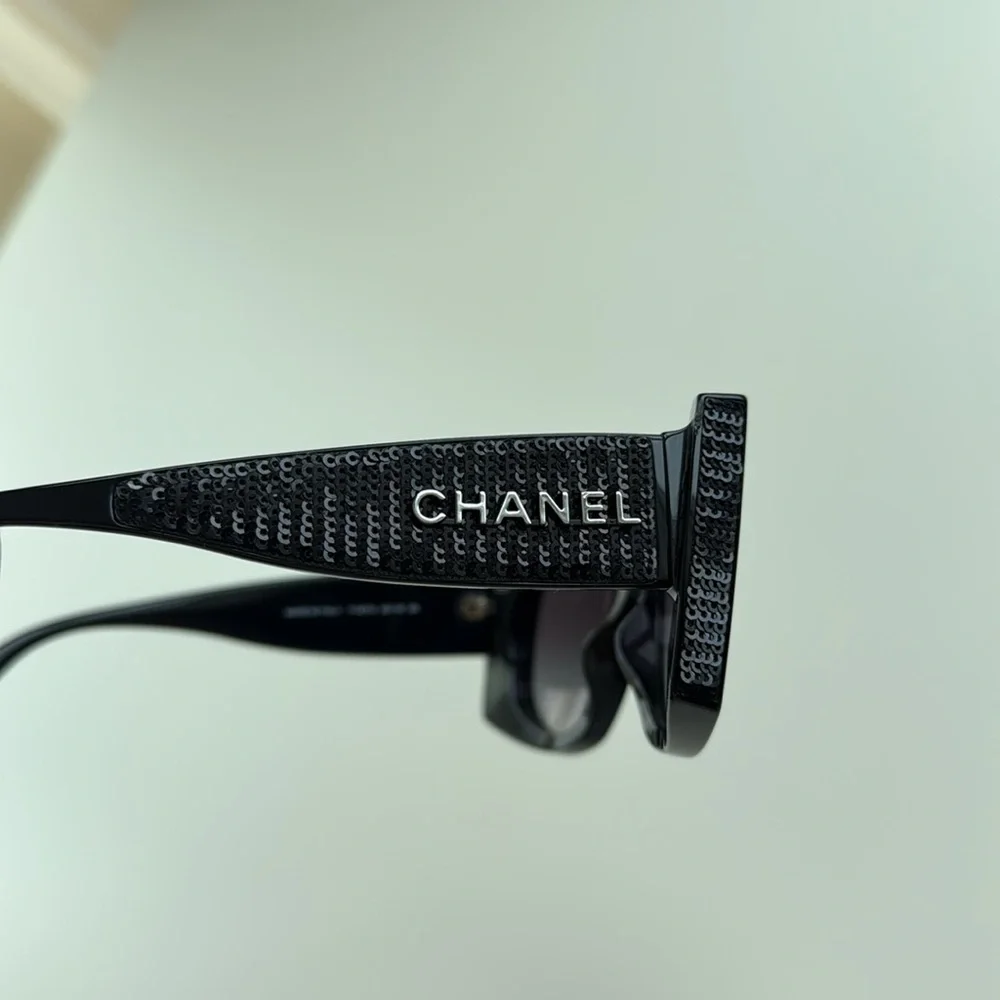 CHANEL Elegant Black Sunglasses